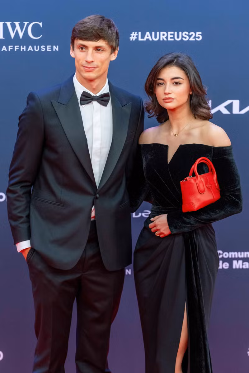 Robin Le Normand xuất hiện cùng bạn gái mới, người mẫu Cassandra Cano, trên thảm đỏ lễ trao giải Laureus World Sports Awards 2025 tại Madrid. 1.jpg