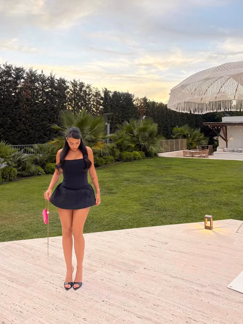 Đi kèm với bộ váy ngắn, cô nàng còn mang theo chiếc túi xách thiết kế màu hồng bắt mắt. 4.jpg