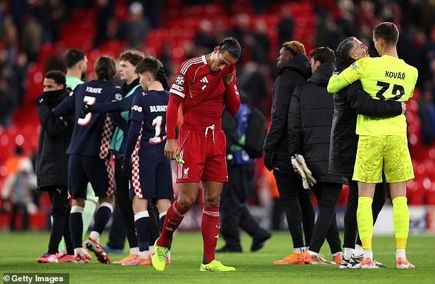 Niềm vui chiến thắng của các cầu thủ PSV, trong khi cầu thủ Liverpool thất vọng cùng cực. liverpool-7.jpg