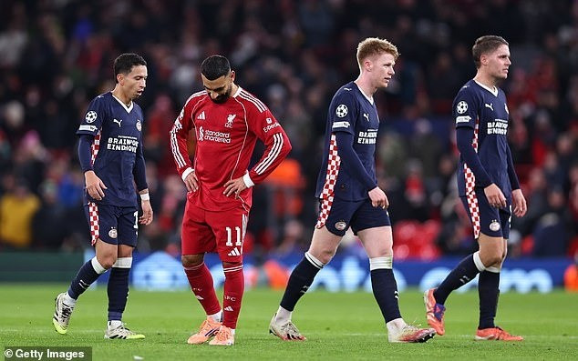 Mohamed Salah gục đầu lặng lẽ khi tiếp tục chứng kiến đội nhà tụt dốc không phanh. liverpool-8.jpg