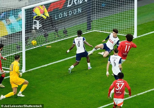 Forster chuyền hỏng trong vòng cấm địa, tạo điều kiện cho Bruno Fernandes lao vào và kiến tạo cho Joshua Zirkzee gỡ lại một bàn ở phút 63. 6.jpg