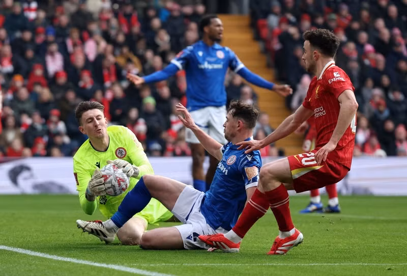 Thực tế, Liverpool đang dẫn đầu Ngoại hạng Anh, chắc chắn vào vòng 16 đội Champions League, đang còn trận lượt về tiếp Tottenham ở bán kết Cup liên đoàn Anh và FA Cup. liverpool-09.jpg