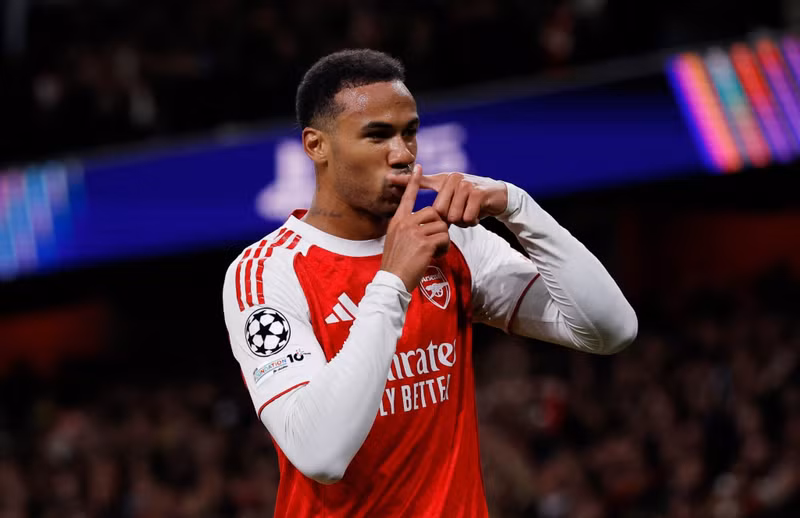 Gabriel Magalhaes đánh đầu mở tỷ số sau cú đá phạt của Declan Rice ở phút 57. 6.jpg