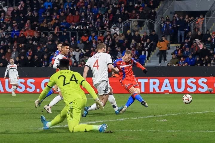 Matej Vydra trước đó mở tỷ số cho chủ nhà Viktoria Plzen ở phút 48 sau sai lầm đáng trách của thủ thành Andre Onana. 6.jpg