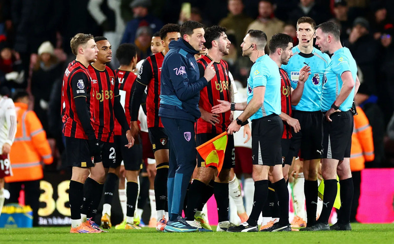 Cuối trận còn chứng kiến hình ảnh các cầu thủ, thành viên của Bournemouth vây quanh trọng tài do cắt còi không cho họ thực hiện nốt pha tổ chức tấn công. arsenal-9.jpg