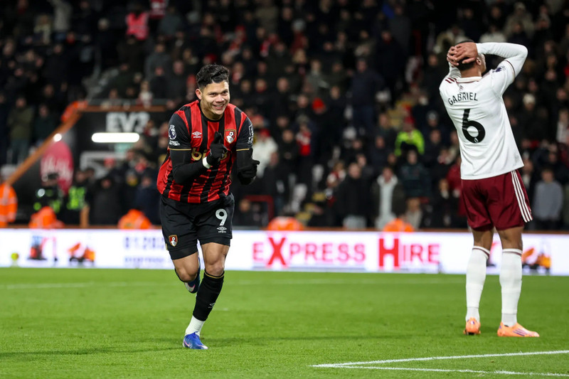 Gabriel Magalhaes trước đó mắc sai lầm khó tin khiến Arsenal bị thủng lưới ngay phút thứ 10. arsenal-3.jpg