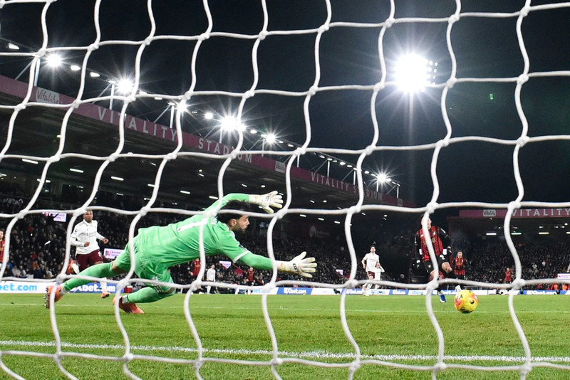 Evanilson nhận ‘món quà’ từ Gabriel giúp đội chủ nhà Bournemouth vươn lên dẫn trước đội đầu bảng xếp hạng. arsenal-4.jpg