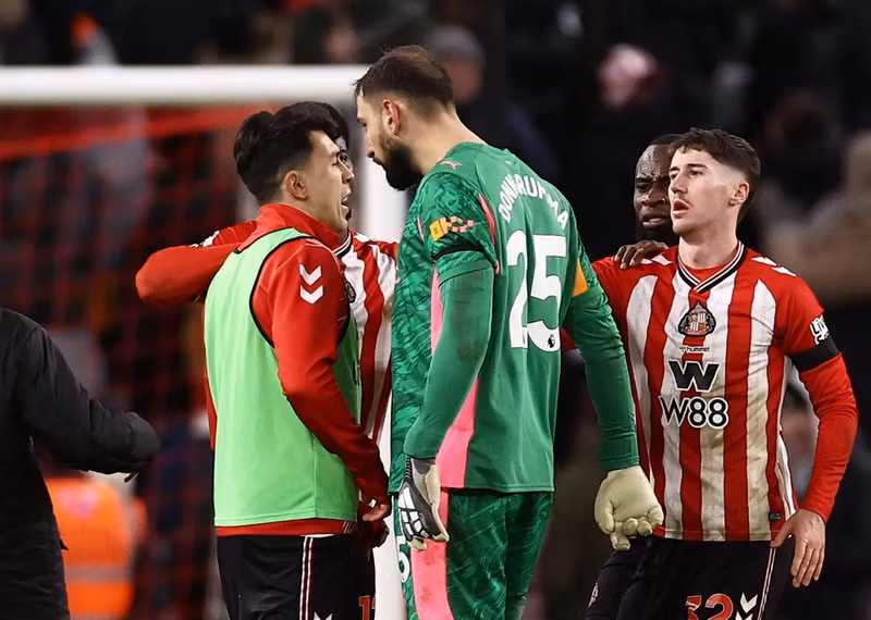 Trận đấu khép lại với màn đối đầu kịch tính giữa thủ thành Gianluigi Donnarumma của Man City và cầu thủ dự bị Luke O'Nien bên phía đội chủ nhà. Nhờ sự can thiệp kịp thời, trận đấu cuối cùng khép lại trong êm đẹp. man-city-9.jpg