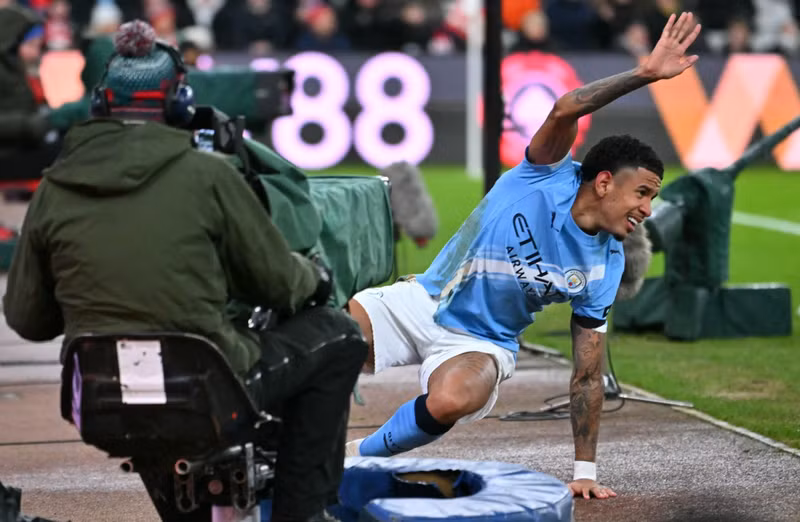 Đội bóng thành Manchester còn phải trả giá đắt sau trận hoà thất vọng này khi ngôi sao Savinho dính chấn thương nặng. man-city-5.jpg