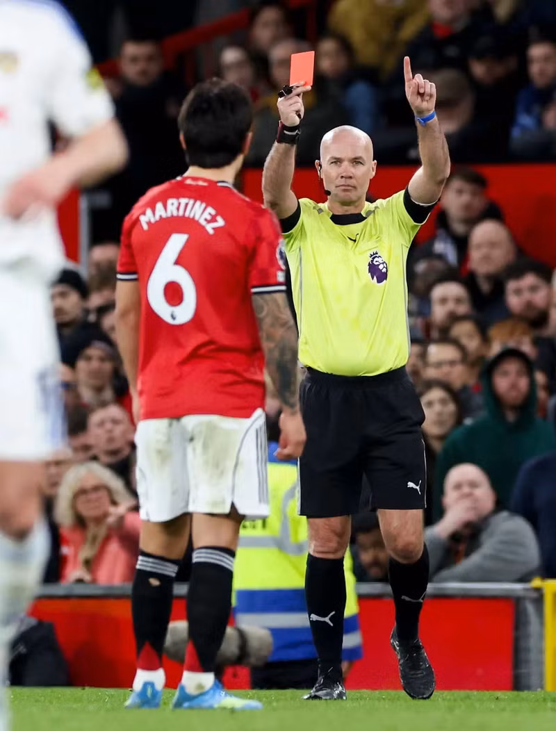 VAR vào cuộc xác định ngôi sao người Argentina có hành vi bạo lực, khiến phải nhận thẻ đỏ trực tiếp ở phút 56. man-utd-6.jpg