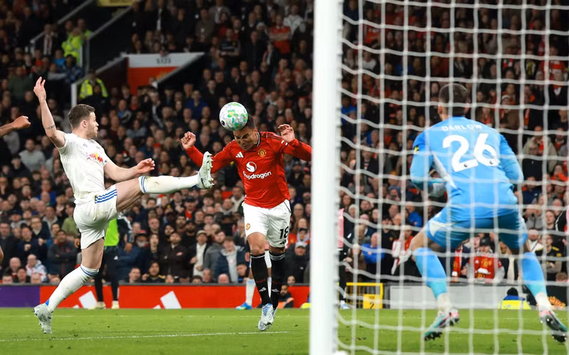 Chủ nhà bất ngờ có được bàn rút ngắn tỷ số xuống còn 1-2 sau cú đánh đầu chuẩn xác của tiền vệ Casemiro ở phút 69. man-utd-8.jpg