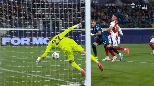 Pha cứu thua này giúp Arsenal giữ sạch lưới và kiếm được 1 điểm. Riêng thủ thành David Raya được truyền thông Anh ca ngợi đã có pha ‘cứu thua kép hay nhất thế giới’. 7.jpg