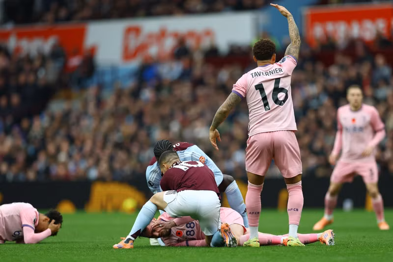 Gặp bất lợi ngay đầu trận khiến Bournemouth thi đấu không tốt, họ thua chủ nhà Aston Villa tới 4 bàn không gỡ. 5.jpg