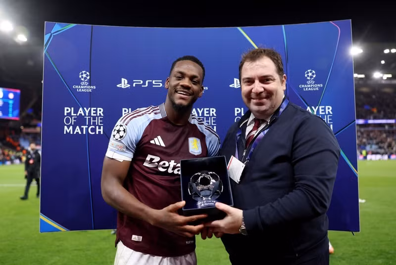 Duran được vinh danh là Cầu thủ xuất sắc nhất trận đấu mặc dù chỉ có mặt trên sân trong 20 phút. 3-154.jpg