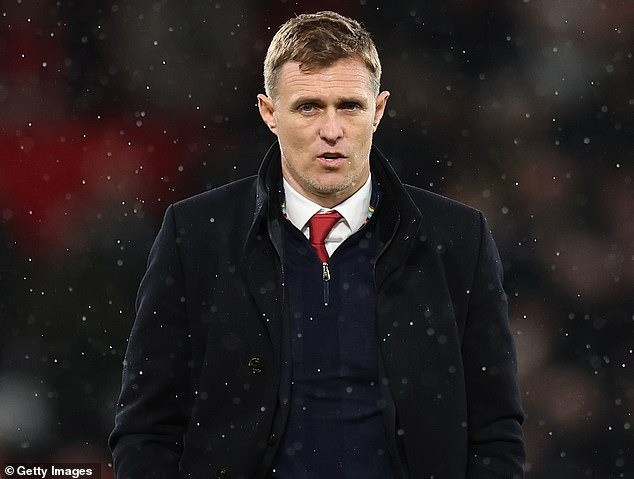 Kết quả này còn khiến Darren Fletcher đứng trước nguy cơ trở thành HLV tạm quyền đầu tiên trong lịch sử Man Utd không giành được chiến thắng nào. man-utd-8.jpg