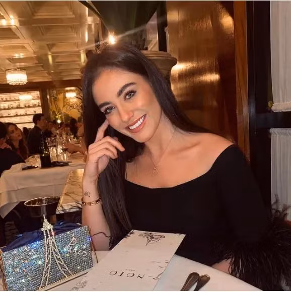 Cô hiện còn là chủ sở hữu của cửa hàng hoa "The Saint Rose Floristry", được đặt tên theo hai cô con gái của họ. 4-6316.png