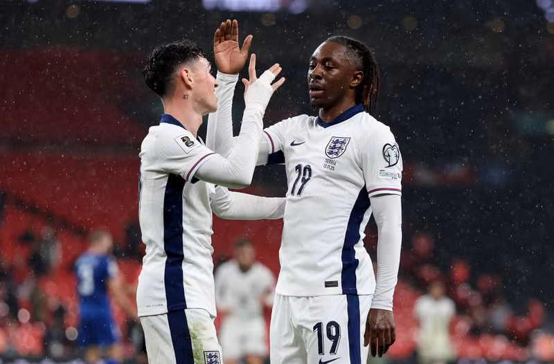 Eberechi Eze ăn mừng cùng Phil Foden, ngôi sao đang thuộc biên chế Man City. anh-5.jpg