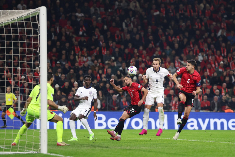 Chân sút thuộc biên chế Bayern Munich hoàn tất cú đúp ở phút 82, qua đó vượt kỷ lục ghi bàn của huyền thoại Pele. anh-3.jpg