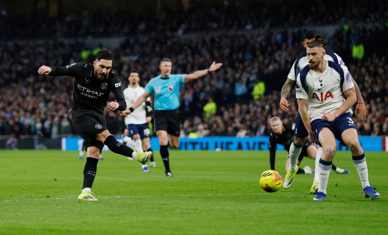 Rayan Cherki mở tỷ số cho đội bóng nửa xanh thành Manchester ở phút 11. 2-2781.jpg