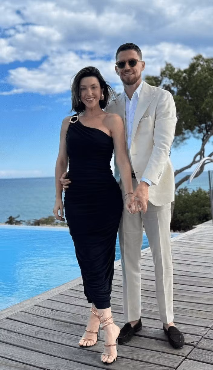 Người đẹp tóc nâu là vợ ngôi sao Jorginho của Arsenal 4.jpg