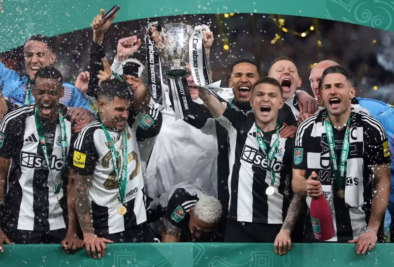 Đây cũng là lần đầu tiên sau 70 năm Newcastle mới giành được một danh hiệu quốc gia Anh. 3.jpg