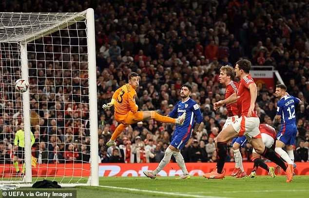 Trong mùa giải tệ nhất lịch sử của chính họ ở Ngoại hạng Anh, Man Utd lại là đội duy nhất bất bại tại cup châu Âu. man-utd-10.jpg