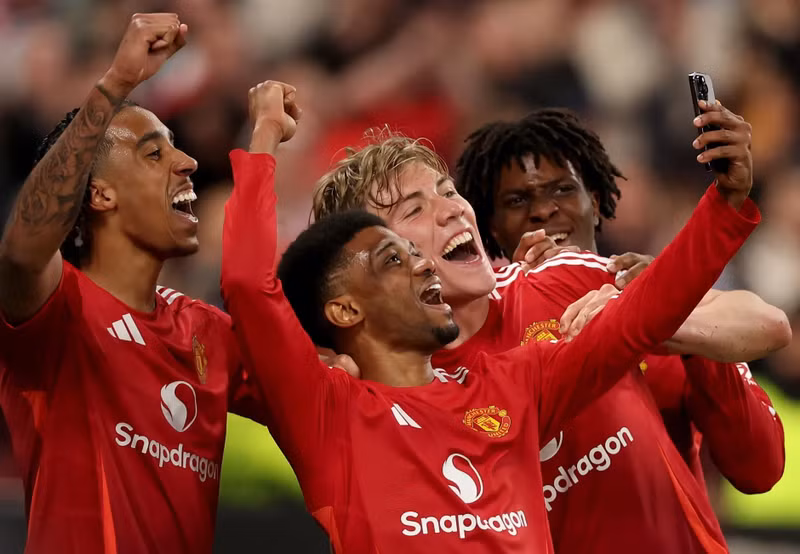 Rasmus Hojlund đã bắt chước màn ăn mừng của Mo Salah (Liverpool) sau khi ghi bàn. man-utd-07.jpg