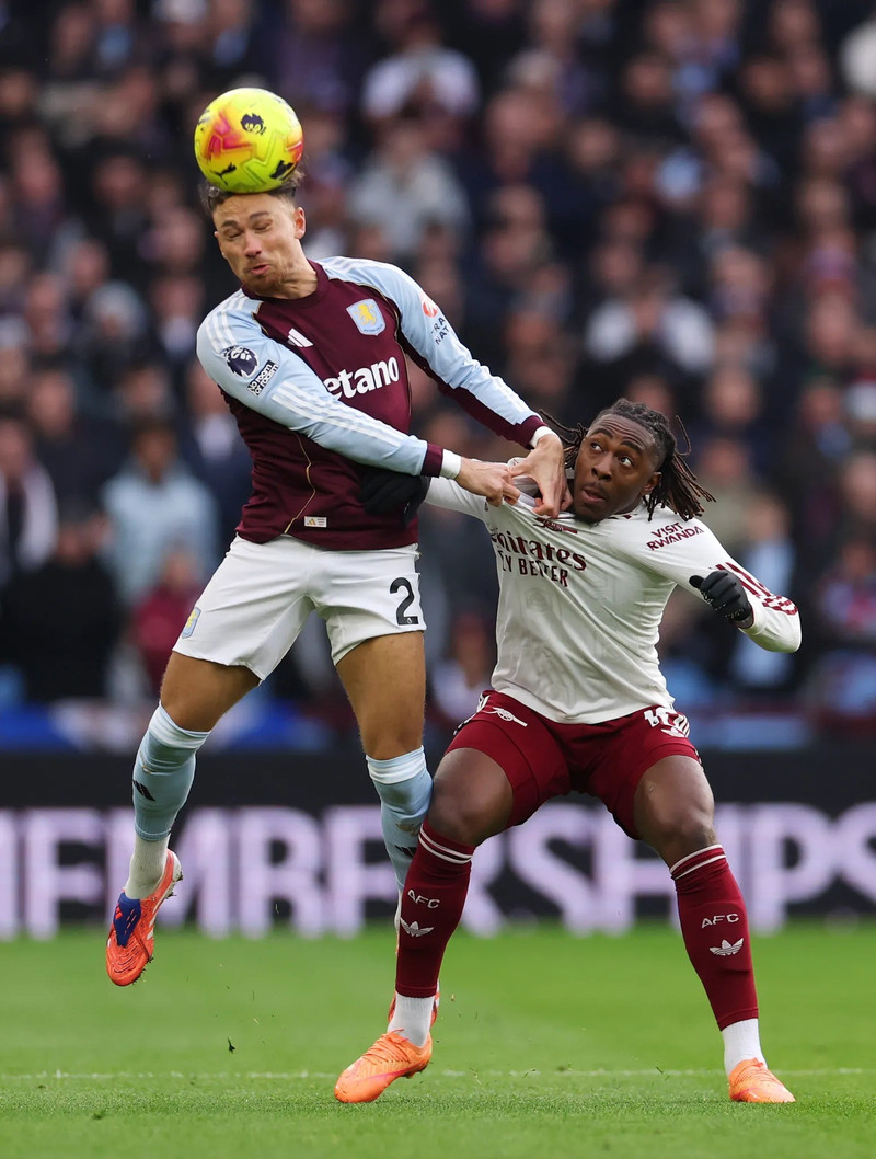 Matty Cash mở tỷ số trên sân Villa Park ở phút 36. 3.jpg