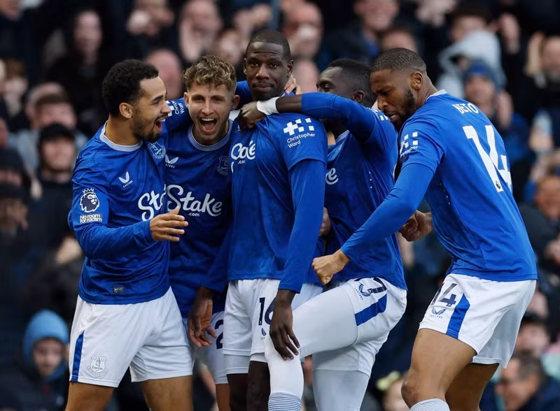 Everton có chiến thắng giòn giã trước Leicester qua đó thoát khỏi nhóm đua trụ hạng, đồng thời đẩy Tottenham xuống sát vị trí phải đua trụ hạng. everton-01.jpg