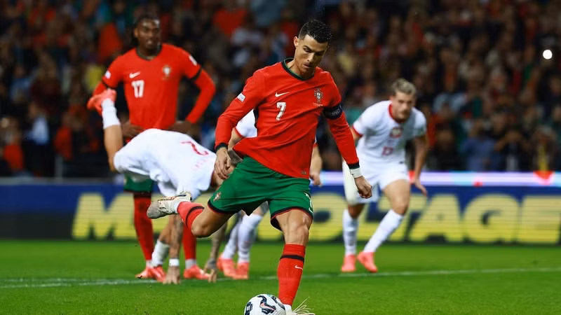 Cristiano Ronaldo vừa ghi cú đúp bàn thắng vào lưới Ba Lan, qua đó ‘bỏ túi’ 133 bàn sau 216 lần ra sân cho tuyển quốc gia Bồ Đào Nha. 2024-11-15t212209z-877402252-up1.jpg