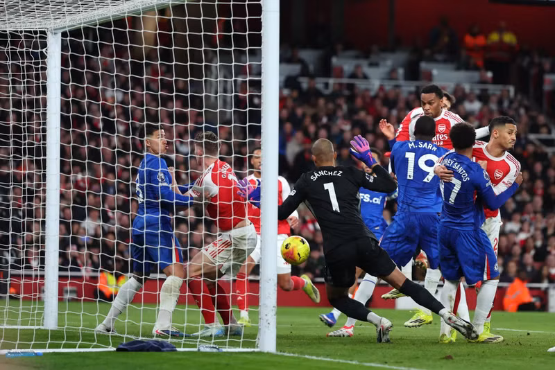 Thủ thành Robert Sanchez không thể cản phá tình huống phạt góc dẫn tới bàn thua thứ hai của Chelsea. arsenal-chelsea-1.jpg