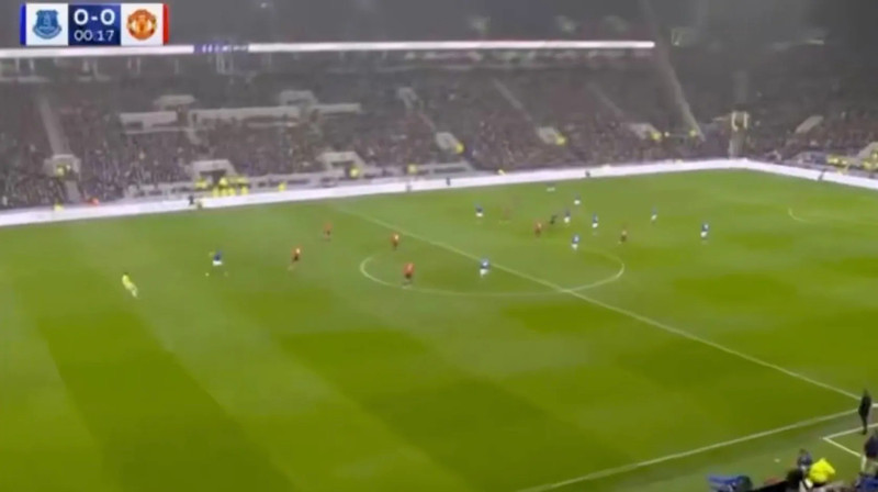 May mắn cho Man Utd bởi tình huống này diễn ra cách khung thành khoảng 30 m và cú dứt điểm sau đó của tiền đạo người Pháp đi chệch khung thành. man-utd-2-sky-sports.jpg