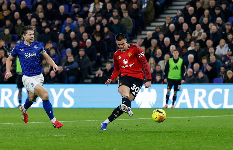 Tiền đạo Benjamin Sesko điềm tĩnh dứt điểm ghi bàn thắng duy nhất giúp Man Utd hạ chủ nhà Everton 1-0. Đây là lần thứ 3 trong 4 trận anh vào sân từ băng ghế dự bị và giúp Man Utd giành được điểm. man-utd-01.jpg