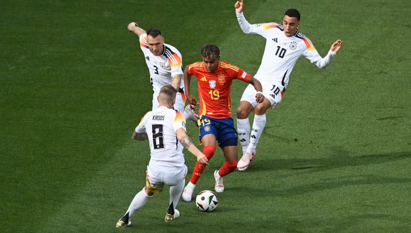 Tiền vệ phải Lamine Yamal: Thần đồng bóng đá Tây Ban Nha còn đoạt giải cầu thủ trẻ hay nhất EURO 2024. Yamal tạo ra tổng cộng 19 cơ hội - nhiều nhất lịch sử đối với một cầu thủ dưới 18 tuổi kể từ World Cup 1966 và EURO 1980. 8.jpeg