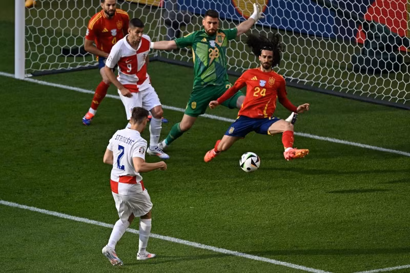 Hậu vệ trái Marc Cucurella: Ngôi sao Tây Ban Nha lên công về thủ nhịp nhàng và chính anh kiến tạo cho Mikel Oyarzabal ghi bàn ấn định chiến thắng 2-1 trước Anh để đăng quang EURO 2024. 3.jpeg
