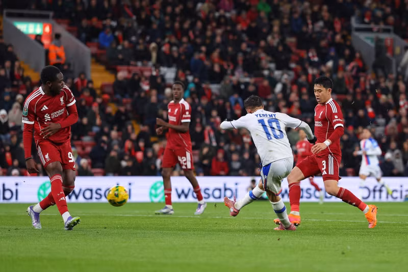 Yeremy Pino ấn định chiến thắng 3-0 cho đội khách Crystal Palace ở phút 88. liverpool-4.jpg