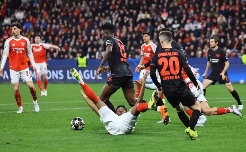 Arsenal được hưởng quả phạt đền sau tình huống Noni Madueke ngã xuống trong vòng cấm. arsenal-06.jpg