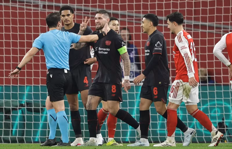 Các cầu thủ Bayer Leverkusen phản ứng dữ dội quyết định của trọng tài. arsenal-06-7193.jpg