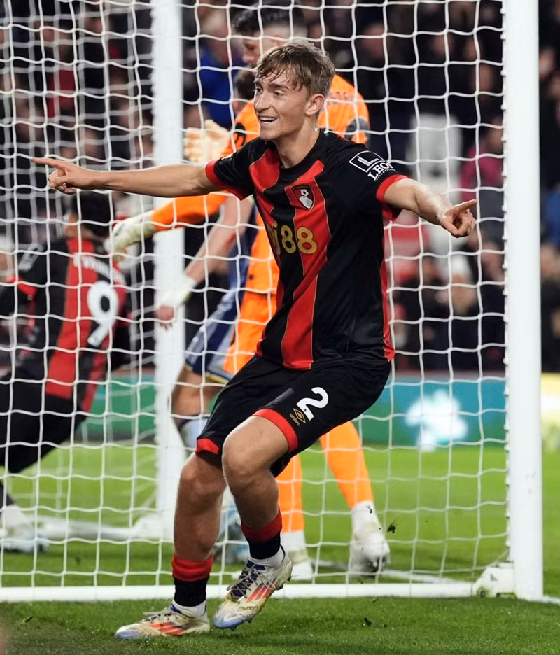 Chỉ mới 19 tuổi 235 ngày, hậu vệ người Hà Lan đã trở thành cầu thủ trẻ nhất của Bournemouth ghi bàn tại Ngoại hạng Anh. 2.jpg