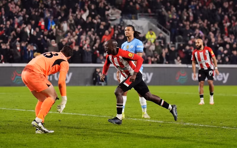 Diễn biến sau đó thực sự khó tin khi Yoane Wissa rút ngắn tỷ số xuống còn 1-2 cho Brentford ở phút 82. man-city02.jpg