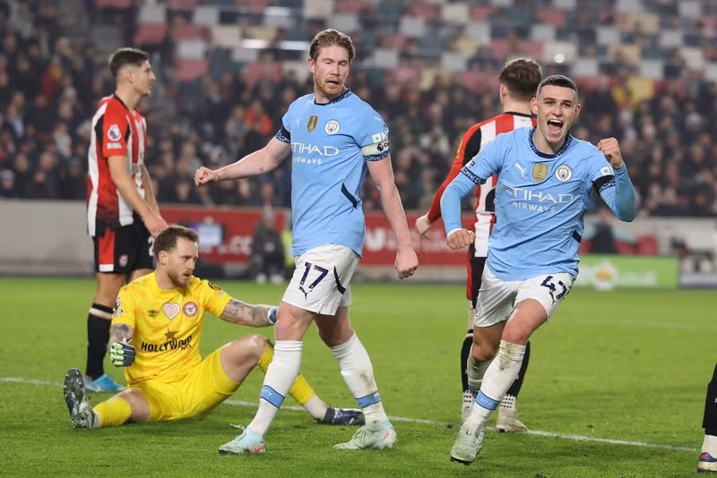 Phil Foden ghi cú đúp ở các phút 66 và 78 giúp cho Man City dẫn trước chủ nhà Brentford 2-0 hôm 15/1. man-city01.jpg