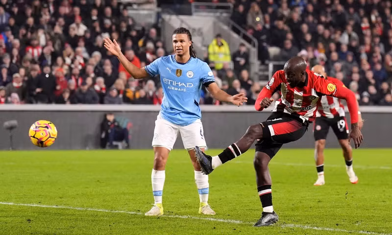 Đúng vào thời điểm Man City tưởng chừng như đã trở lại cuộc đua vô địch, họ lại tự bắn vào chân mình. Man City đang xếp thứ 6 với 35 điểm, kém đỉnh bảng Liverpool tới 12 điểm man-city08.jpg