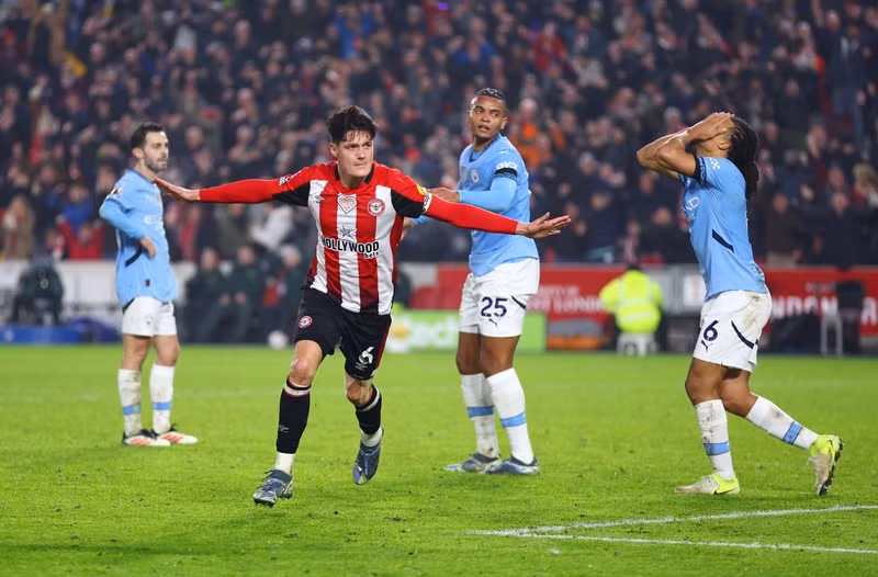 Các cầu thủ của Man City càng choáng váng hơn khi Christian Norgaard quân bình tỷ số 2-2 cho chủ nhà ở phút 90+2. man-city03.jpg