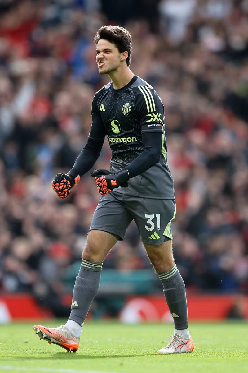 Thủ môn mới trị giá 18,2 triệu bảng của Man Utd rời sân với vẻ đầy phấn khích. man-utd-9.jpg