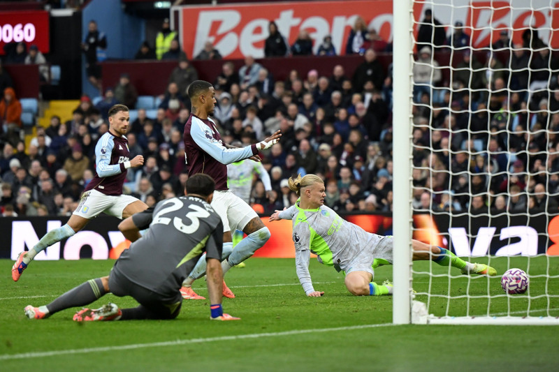 Erling Haaland nhoài người để đón đường chuyền của đồng đội Omar Marmoush. man-city-1.jpg