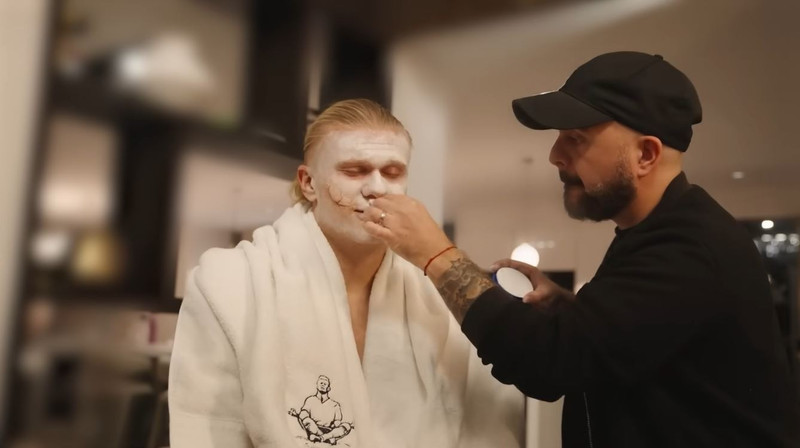 Haaland kiên nhẫn chờ đợi một chuyên gia trang điểm biến anh thành nhân vật ‘ác nhân’ Joker. 3.jpg