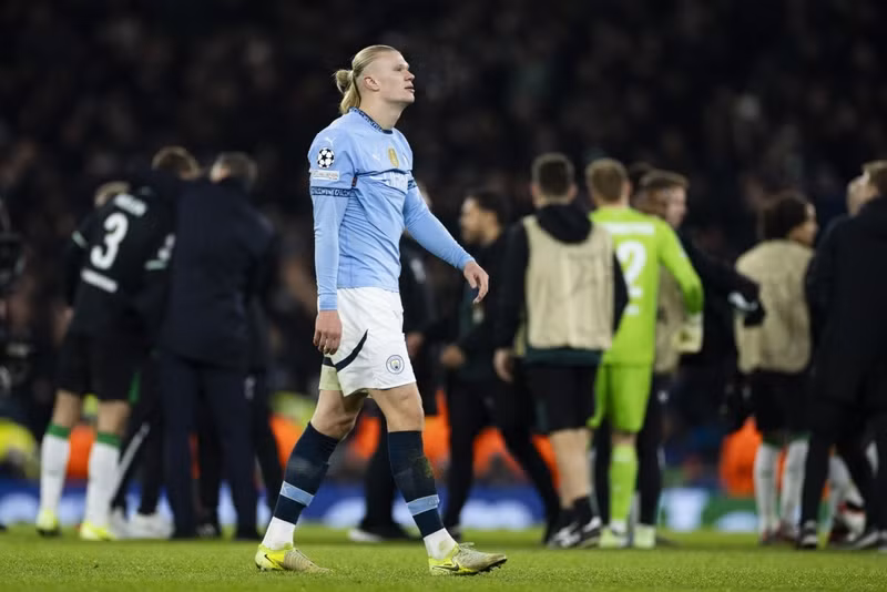 Erling Haaland trông có vẻ sốc khi hết giờ tại Etihad. 9-7333.jpg