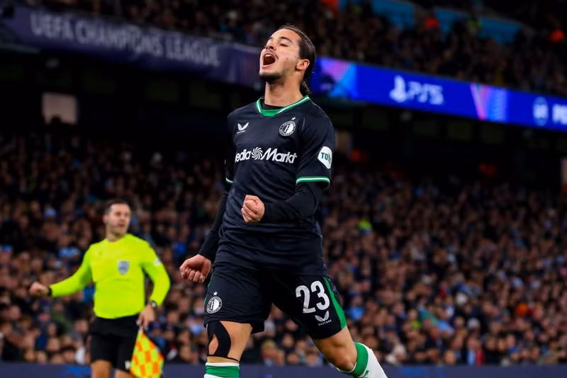 Tưởng đâu Man City sẽ thắng dễ đối thủ nhưng Hadj Moussa đã rút ngắn tỷ số xuống còn 1-3 cho Feyenoord ở phút 75. 5-2800.jpg