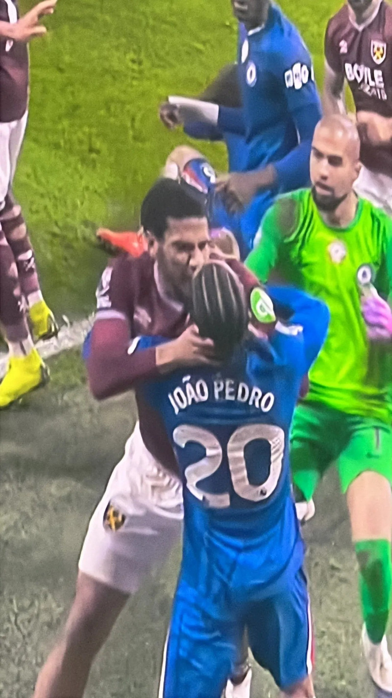 Tình hình vượt tầm kiểm soát khi West Ham được hưởng quả phạt góc ở thời gian bù giờ cuối cùng của trận đấu nhưng không tận dụng thành công. 4.jpg