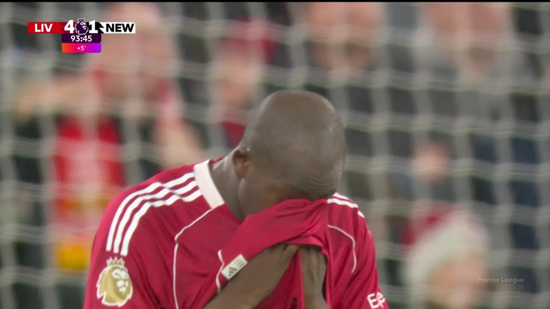 Anh tỏ ra xúc động sau khi ghi bàn vào lưới "Chích chòe" và đã bật khóc ngay trên sân. 2-7297.jpg